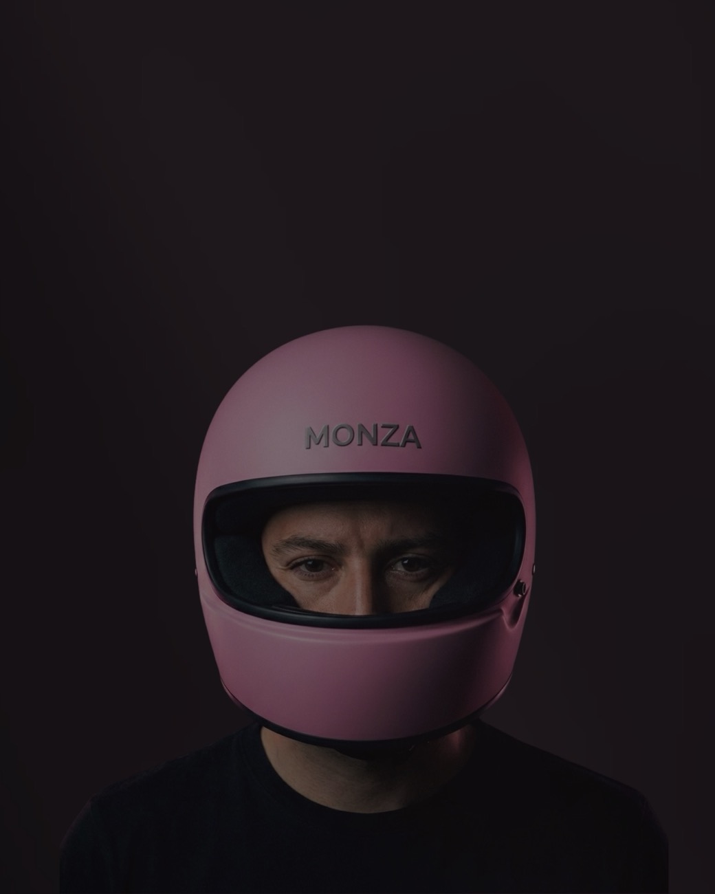 Edgar Navarro, fundador de Monza Lab, con su casco rosa